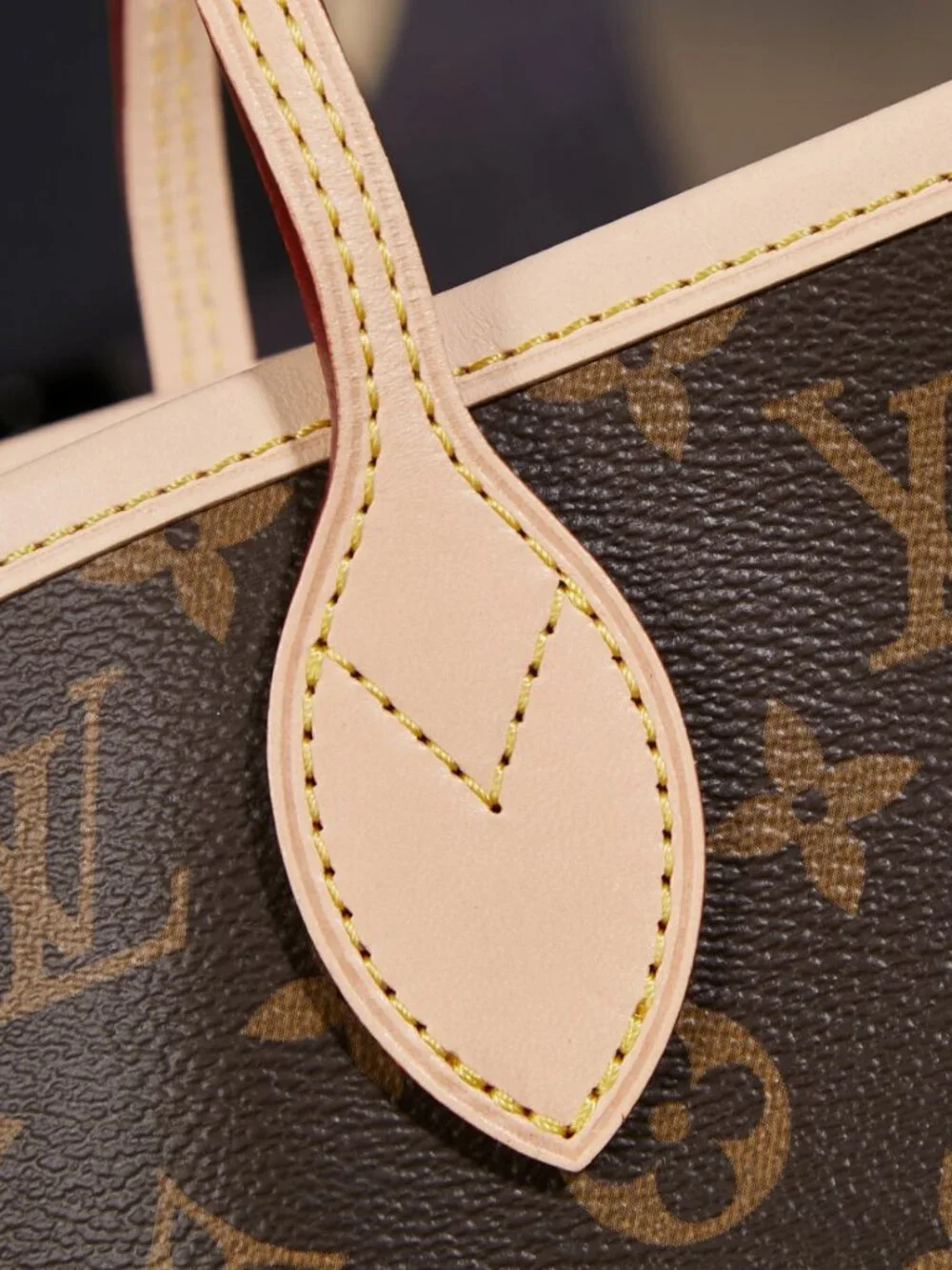 Louis Vuitton. dimensions 32